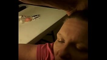 Reproducir Esposa infiel se gana una inyección de droga con su marido despistado en la habitación de al lado