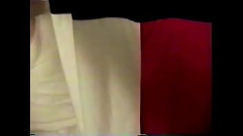 Riproduci Lynnette si bagna, fa un pompino sotto la doccia ed è ricoperta di sperma