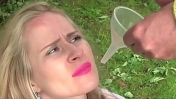 Jouer Blonde chaude utilisée comme urinoir. très malade..