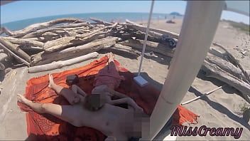 Reproduzir Professora exibicionista ao ar livre amador milf punheta pau grande na praia de nudez pública na frente do voyeur com porra p2 - misscreamy