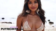 Afspelen Indonesische godin Putri Cinta geniet van zichzelf in de zon