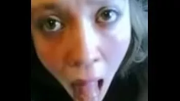 Afspelen Tia Emma Slade krijgt haar kleine mond en keel gevuld voordat ze zich voedt met een dikke, vette lading
