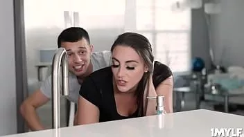 Riproduci Melanie deve accettare tutte le richieste birichine del figliastro Johnny