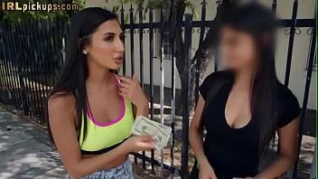 play Latina lesbica che raccoglie dighe in pubblico per sesso orale