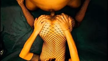 تشغيل جميلة الجنس في الظلام على ضوء فانوس