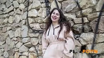 play يظهر لطيف أنابيل لونا بوسها في الأماكن العامة قبل قصف لا ينسى!