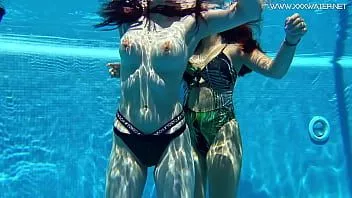 Jouer Des filles sexy aux gros seins nagent sous l'eau dans la piscine