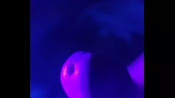 Jouer Ifoslave joue avec sa bite à la lumière noire et jouit