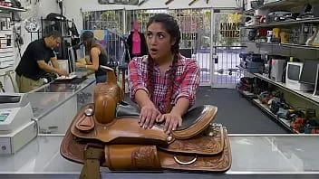 play Texas cowgirl lexy bandera essaie de mettre en gage sa selle de cheval mais finit par mettre en gage sa chatte