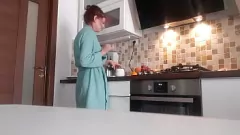 Odtwórz Bezwstydna brunetka Teenie pokazuje swoją ogoloną cipkę w kuchni