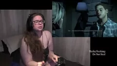 play Brunetka z dużymi cyckami w bieliźnie i tatuażach