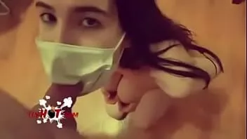 播放 美丽的黑发在厨房里做了一个口交