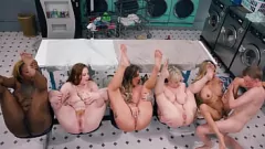 Abspielen Hardcore -Wäscheladung: Petite Milfs & kurvige Amateure werden wild