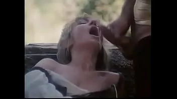 Riproduci Nobili pantaloni eleganti fiorentini hanno raccontato ai suoi amici la storia di come aveva conosciuto la ragazza divertente Carol Nash durante il suo viaggio