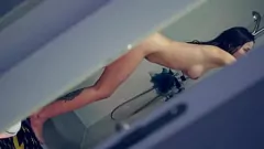 播放 Stepister的淋浴乐趣：使用假阳具抓住