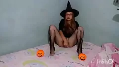 Putar Penyihir remaja pirang terangsang akan kacau pada malam Halloween