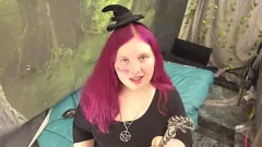 Abspielen Chubby Shemale Hexe enthüllt ihren großen Schwanz für die Anbetung an Halloween