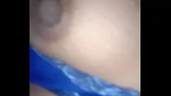 播放 与亚洲乡村女孩一起跑步