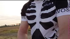 再生 森の自転車に乗って露出した毛むくじゃらのぽっちゃりしたアマチュア