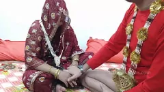 चलाएँ पति ने अपनी पहली रात को एक साथ पत्नी की तंग चूत के साथ भावुक प्यार की शुरुआत की