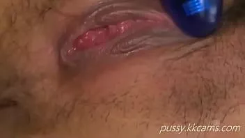 Riproduci Una bella ragazza sexy riceve un cazzo enorme in quella vagina calda